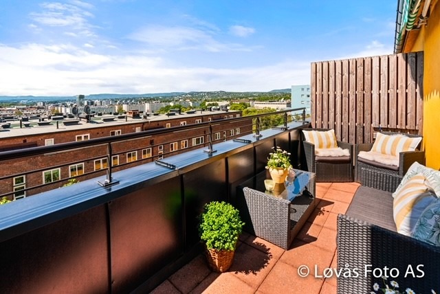 Terrasse ut fra stue med utsikt over hele Oslo